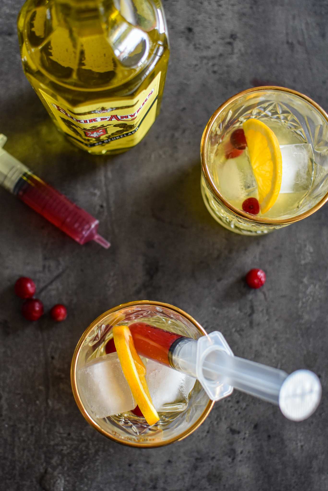Halloween cocktail: Elixir d’Anvers & Cranberrysap