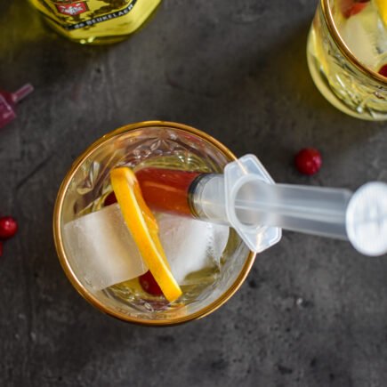 Halloween cocktail: Elixir d’Anvers & Cranberrysap