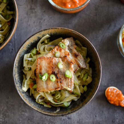 Bami met spek, siracha & babi pangang saus