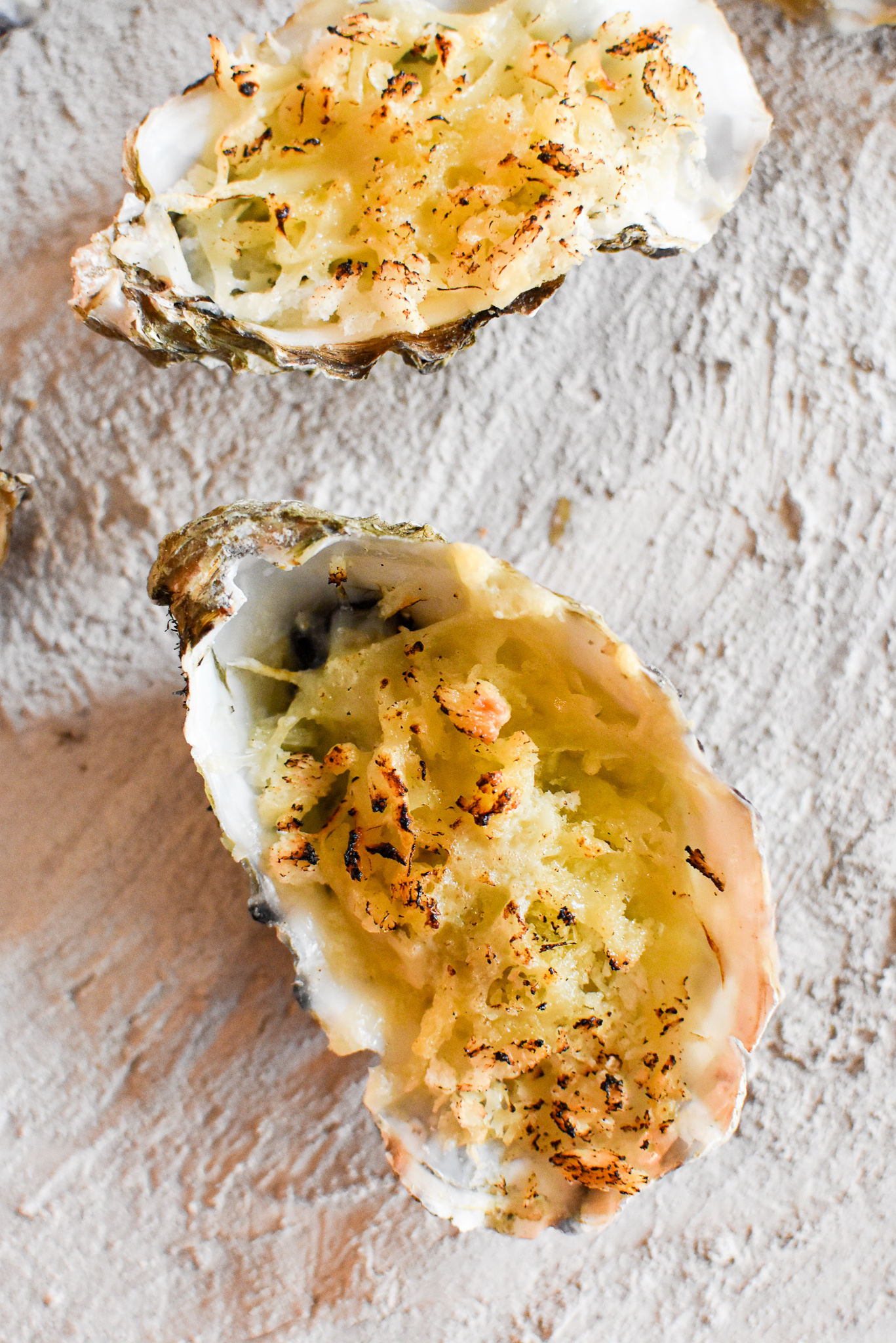 Gegratineerde oester met Parmezaanse kaas en peterselie
