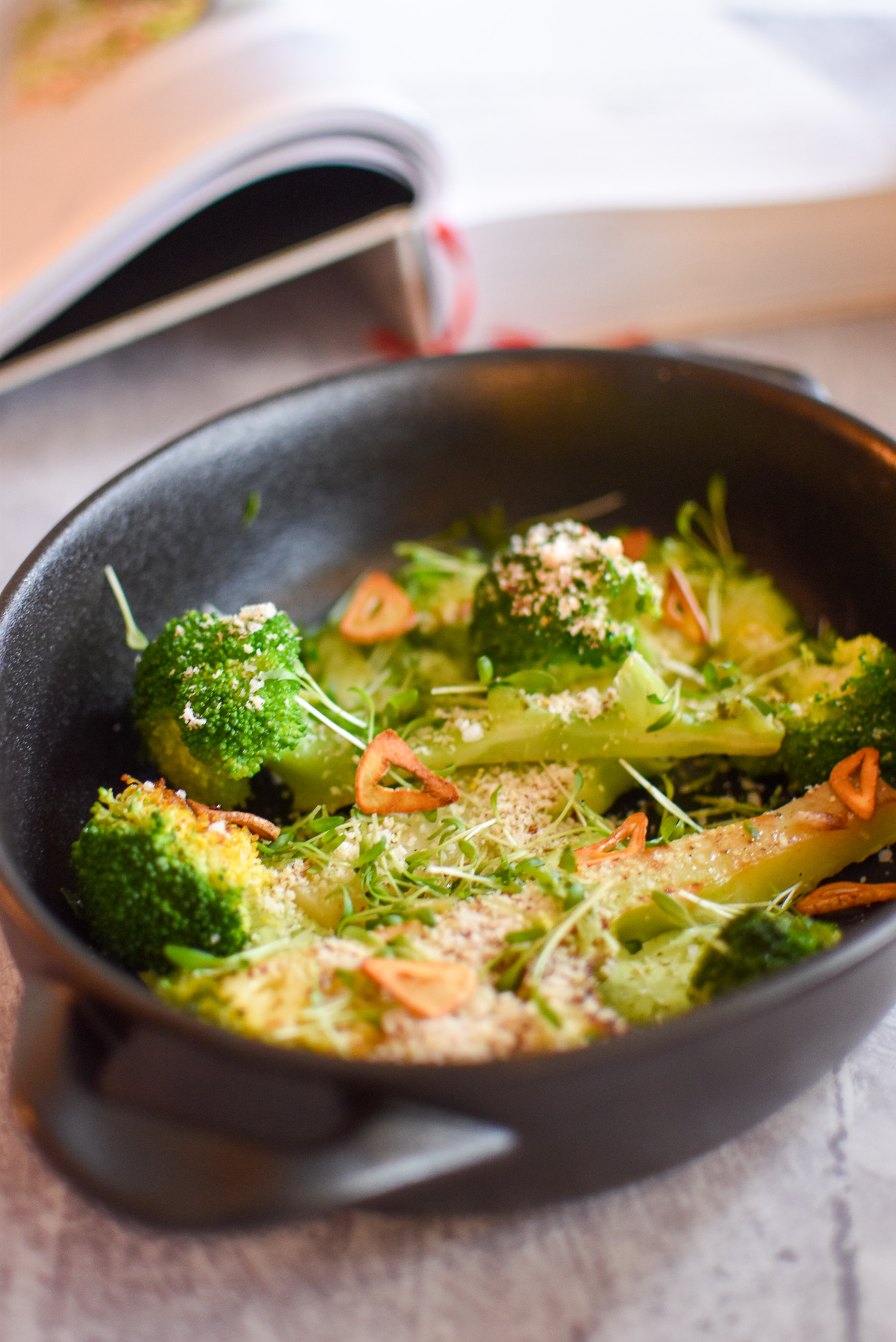 Broccoli met chips van knoflook en basilicummayonaise - Seppe Nobels