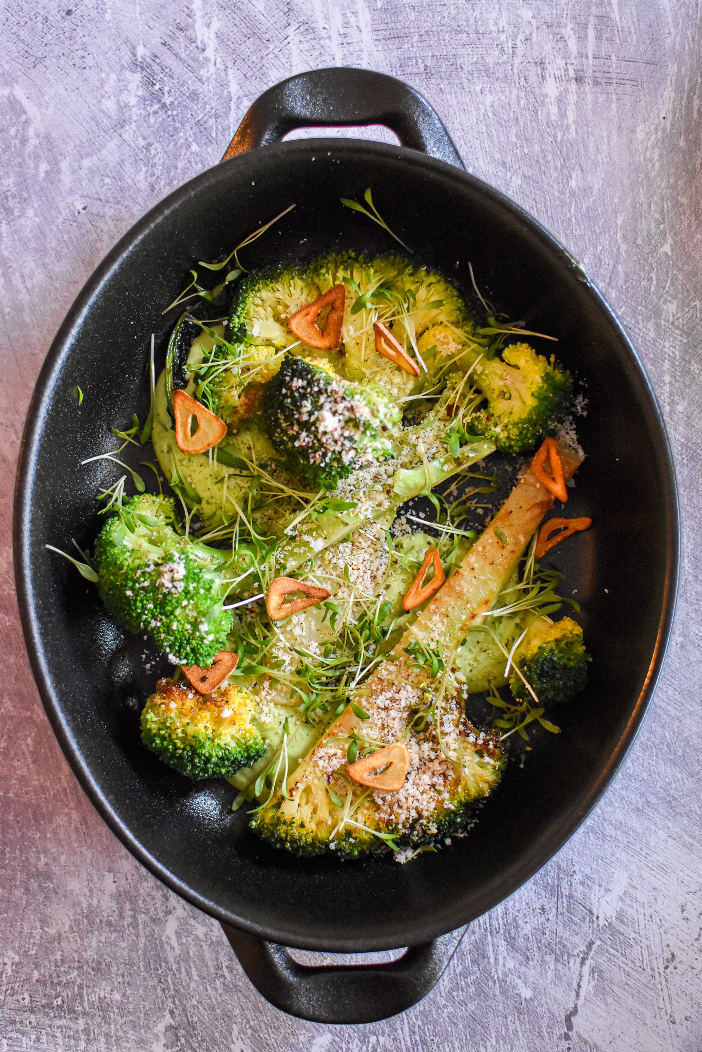 Broccoli met chips van knoflook en basilicummayonaise - Seppe Nobels