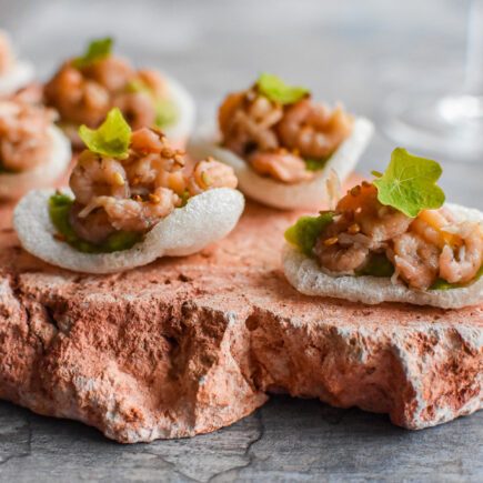 Kroepoek met grijze garnaal en avocado