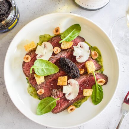 Tataki van hert met salsa verde en spinazie