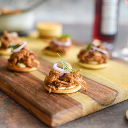 Mini pizza met pulled pork en zure room