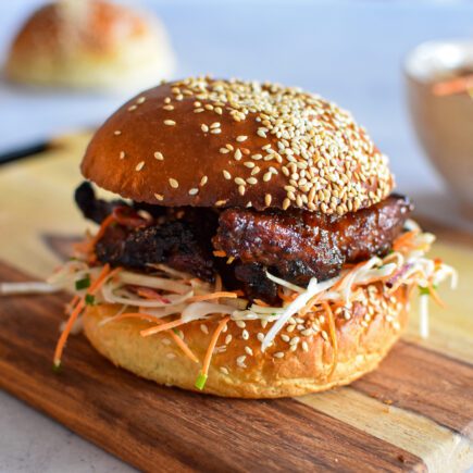 Briochebroodje met Iberico rib fingers en koolsla