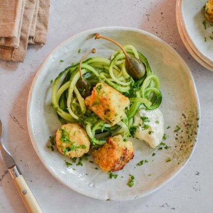 Visballetjes met remouladesaus en komkommerspaghetti
