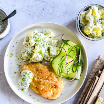 Kip in beslag met tzatziki aardappelen en komkommer