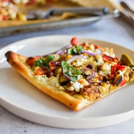 Vegetarisch: Griekse pizza met paprika, olijven en feta