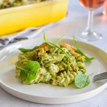 Groene macaroni met spinazie, broccoli en zalm