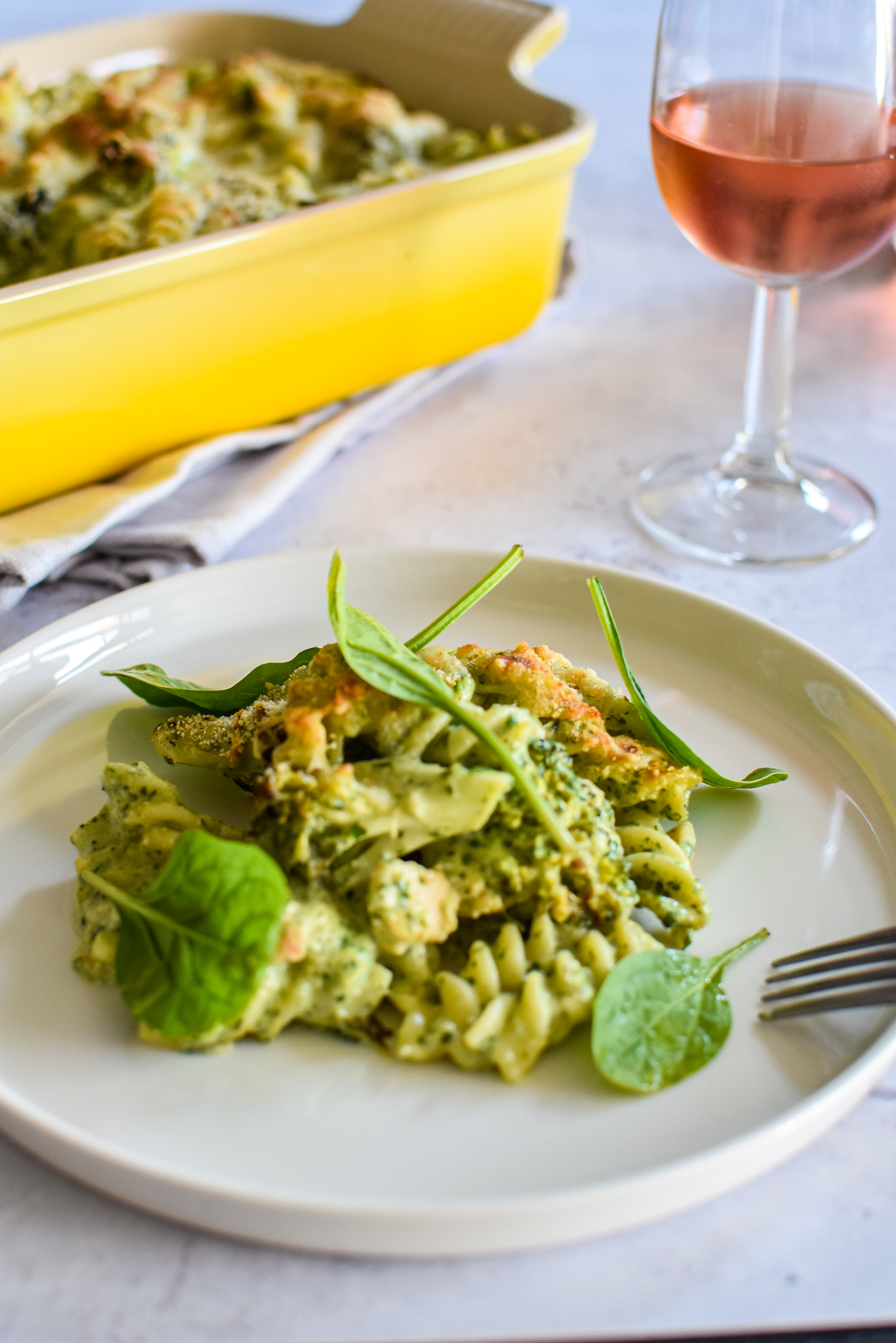 Groene macaroni met spinazie, broccoli en zalm