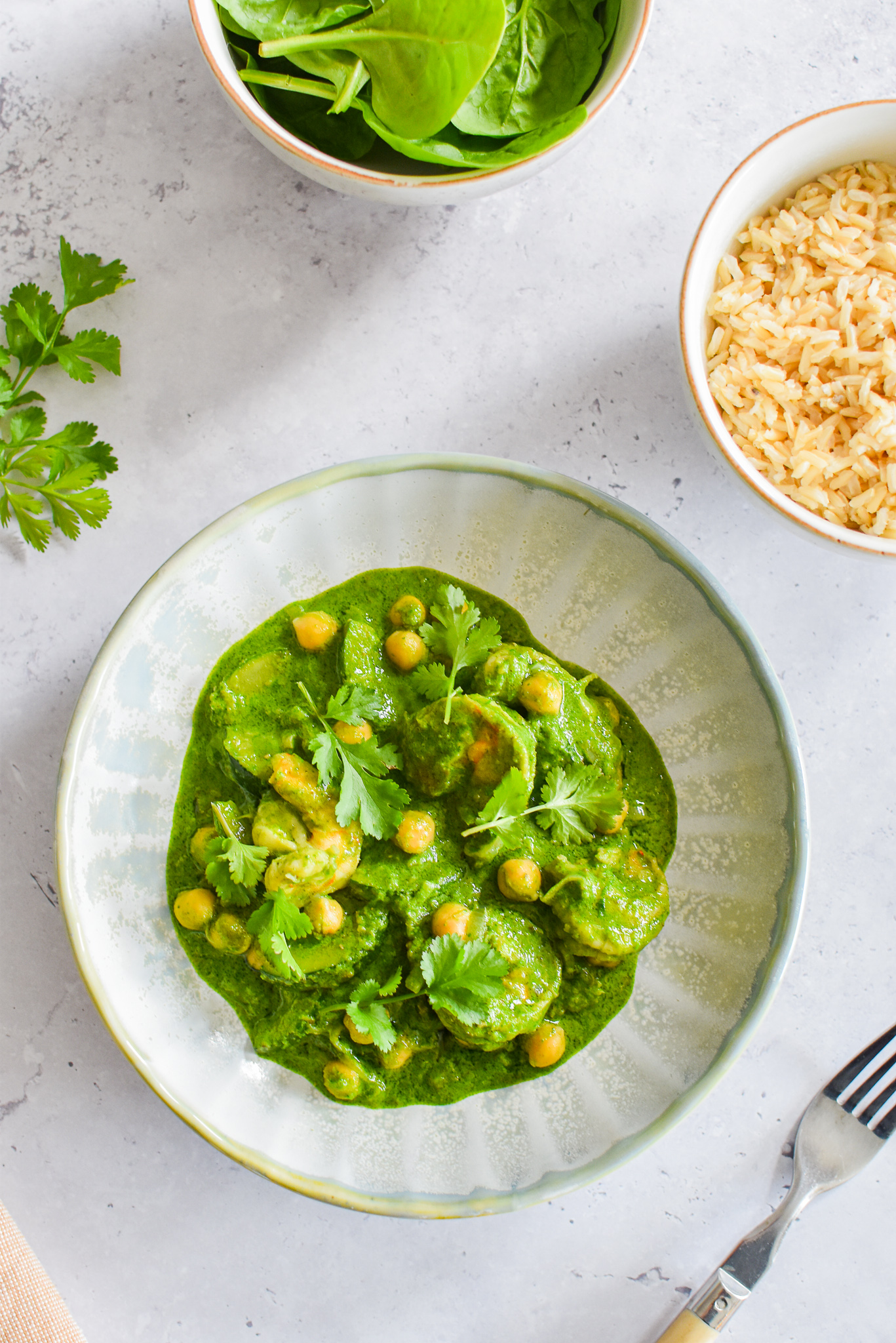 Groen curry met scampi en spinazie