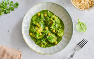 Groen curry met scampi en spinazie