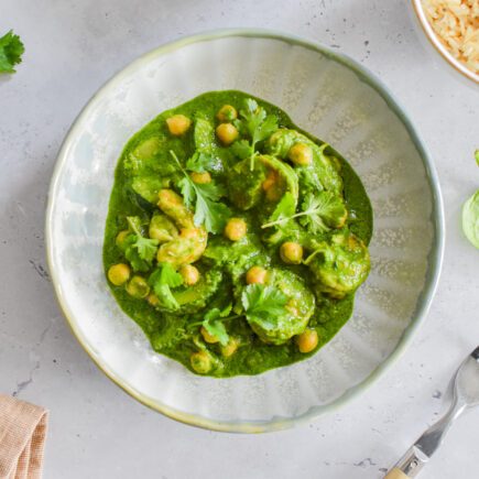 Groen curry met scampi en spinazie
