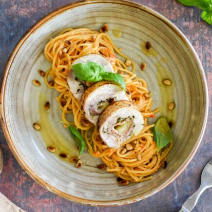Rollade van kippendijen met pasta pesto