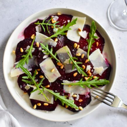Carpaccio van rode biet met hazelnoten & croutons