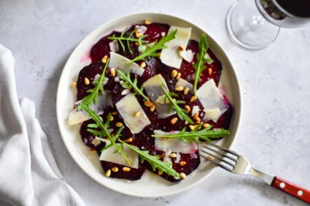 Carpaccio van rode biet met hazelnoten & croutons