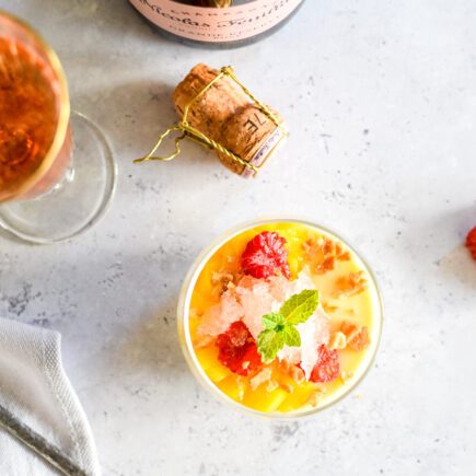 Panna cotta van witte chocolade met mango