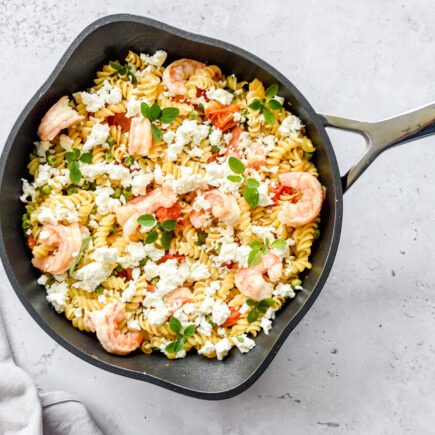 Snelle pasta met scampi, doperwten en feta