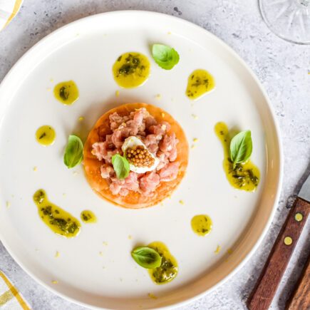 Millefeuille met kalfstartaar en salsa verde