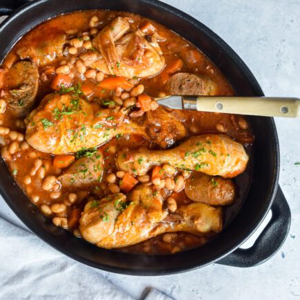 Snelle cassoulet met kip, worst en witte bonen