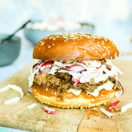 Brioche met Pulled beef, koolsla en chimichurri
