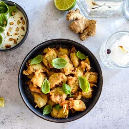 Roku Gin met gefrituurde artisjok en yoghurtdip