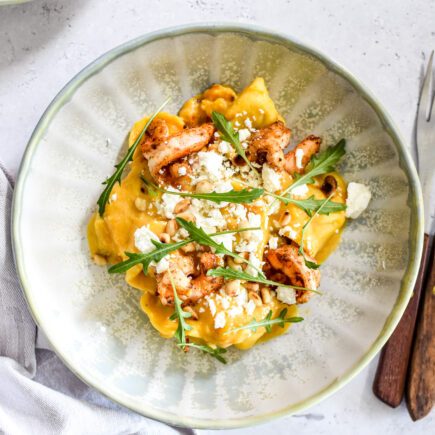 Tortellini met pompoensaus, scampi en feta