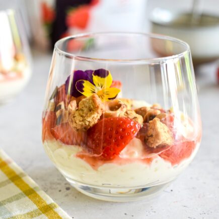 Rijstpap met witte chocolade, aardbei en rabarber
