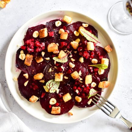 Carpaccio van rode biet met hazelnoten & croutons