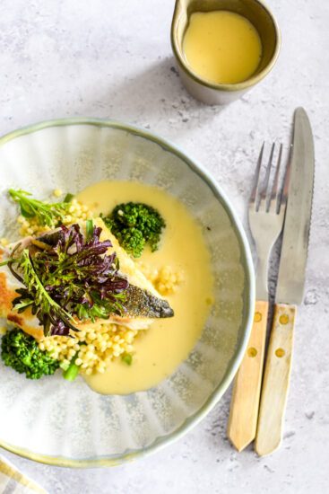 Zeebaars met parelcouscous, broccolini en beurre blanc