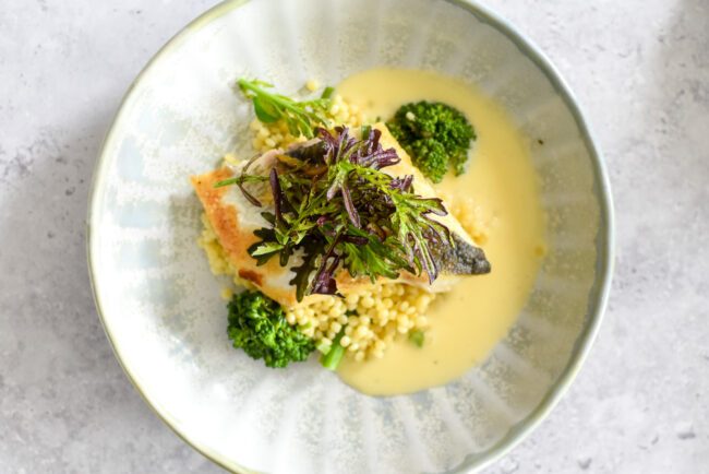 Zeebaars met parelcouscous, broccolini en beurre blanc