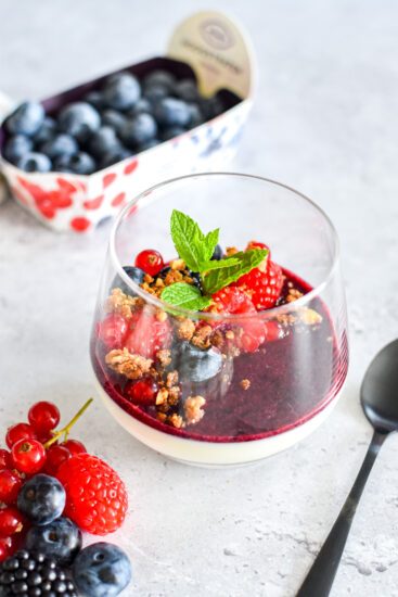 Panna cotta met bessen en crumble