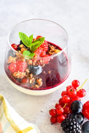 Panna cotta met bessen en crumble