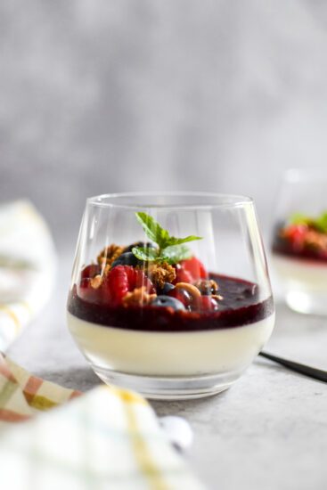 Panna cotta met bessen en crumble