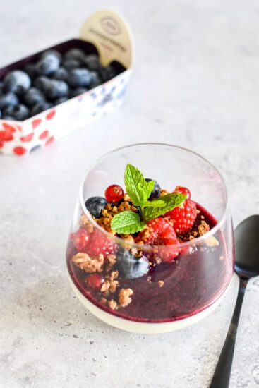 Panna cotta met bessen en crumble