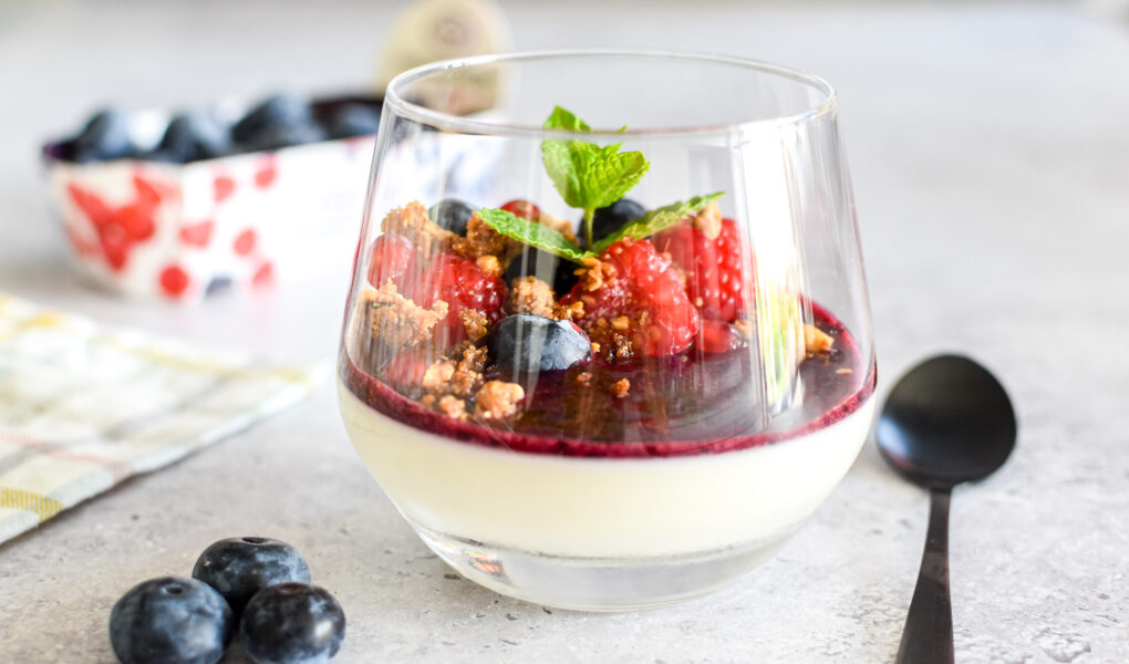 Panna cotta met bessen en crumble