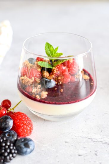 Panna cotta met bessen en crumble