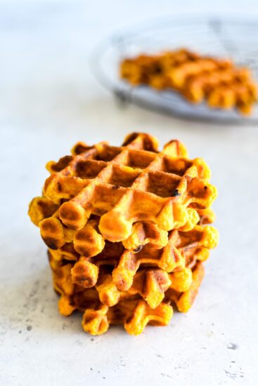 Wafels van zoete aardappel met geitenkaas en vijg