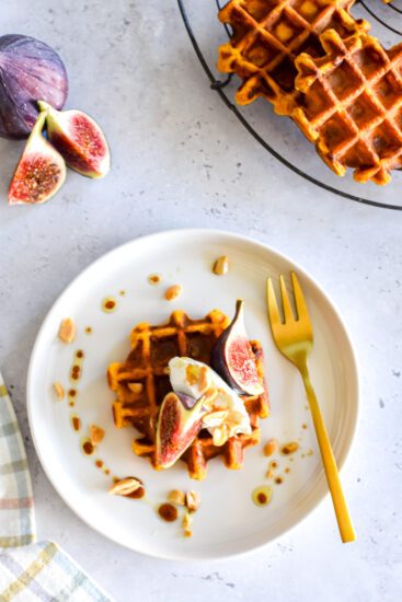 Wafels van zoete aardappel met geitenkaas en vijg