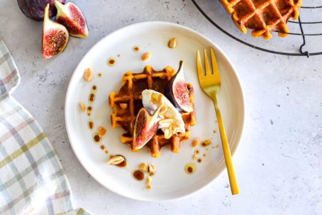 Wafels van zoete aardappel met geitenkaas en vijg