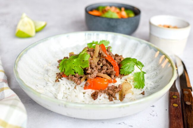 Thai beef: Rundergehakt, rijst en seldersalade
