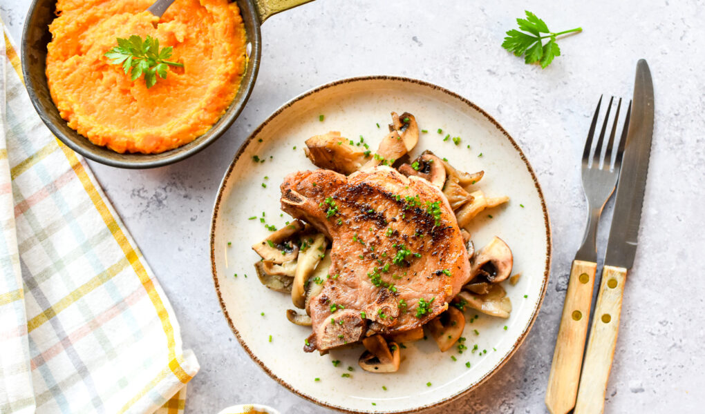 Kotelet met zoete aardappel en paddenstoelen