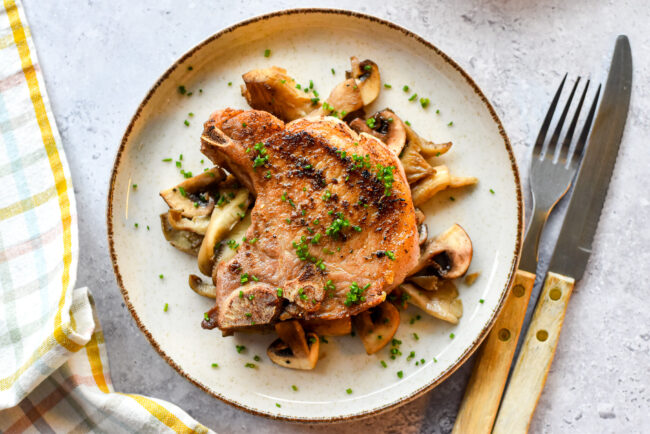 Kotelet met zoete aardappel en paddenstoelen