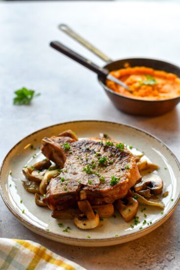 Kotelet met zoete aardappel en paddenstoelen