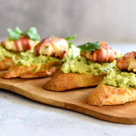 Bruschetta met guacamole, geitenkaas en spek