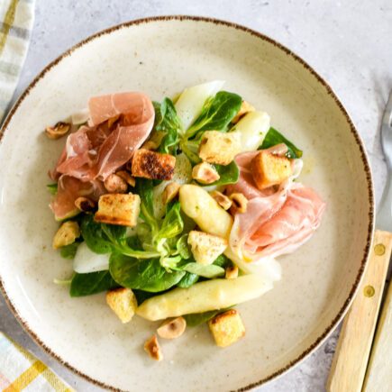 Slaatje van asperges met rauwe ham en croutons