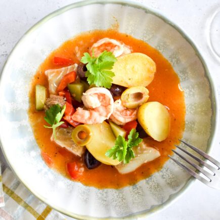 Spaanse stoofpot met kabeljauw, scampi en aardappelen