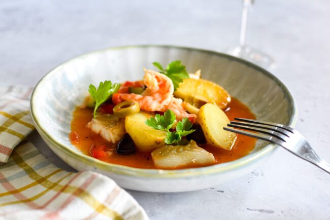 Spaanse stoofpot met kabeljauw, scampi en aardappelen