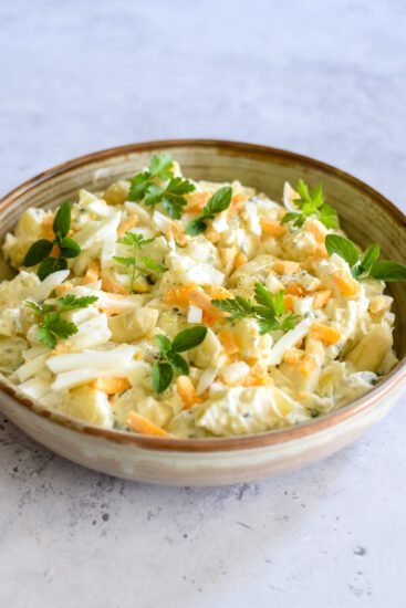 Aardappelsalade met asperges en tuinkruiden